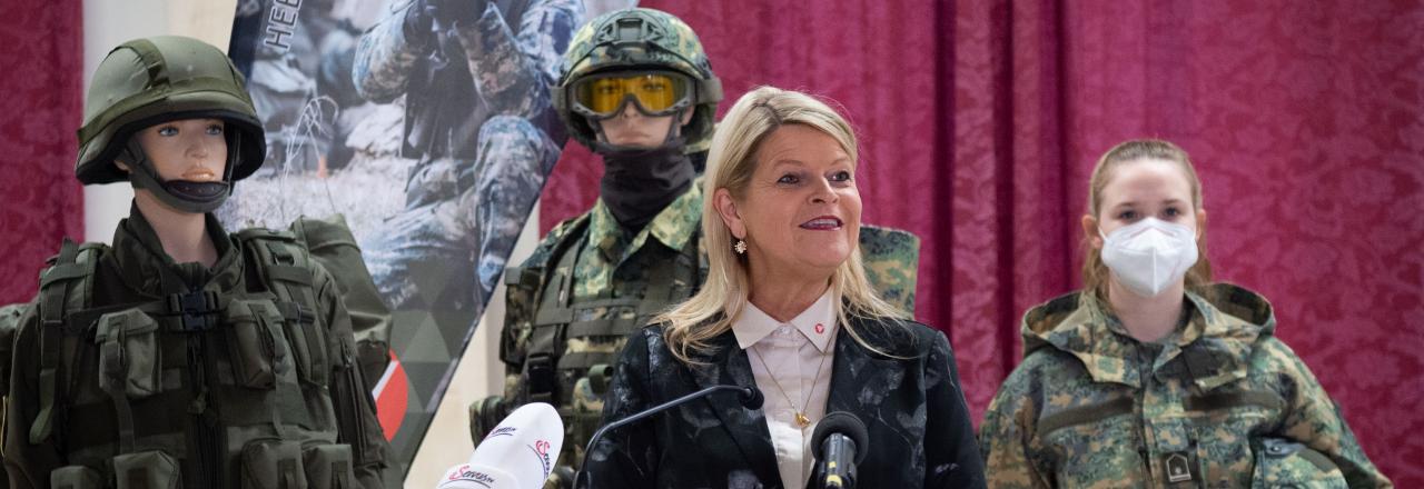 Verteidigungsministerin Tanner besucht Heeresbekleidungsanstalt