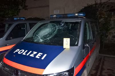 Sachbeschädigung durch Vandalismus an Einsatzfahrzeugen der Polizei