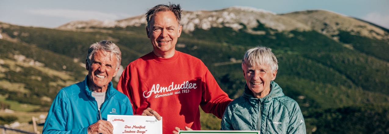 Almdudler & Alpenverein wandern für „Saubere Berge“