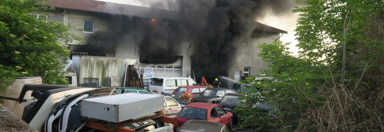 Fahrzeugbrand in Werkstätte