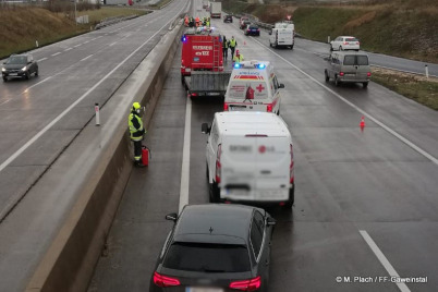 Fahrzeugbergung durch Freiwillige Feuerwehr auf der Nordautobahn 