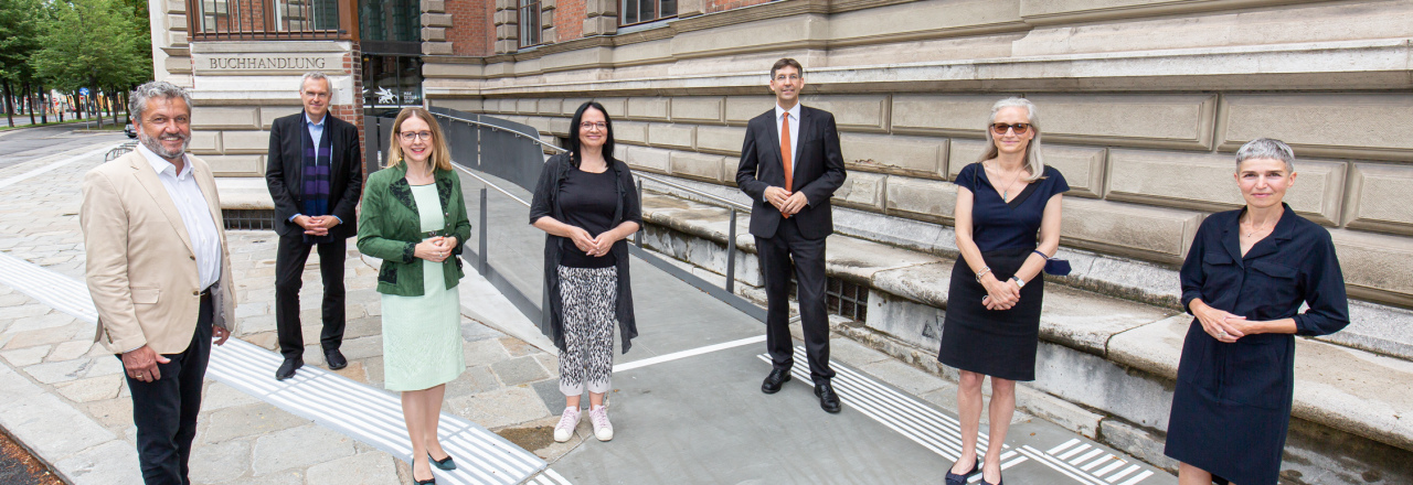 Staatssekretärin Andrea Mayer und Bundesministerin Margarete Schramböck besichtigen neuen barrierefreien Zugang am MAK Stubenring
