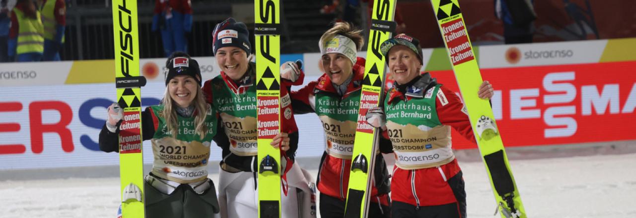 Das österreichische Damenteam gewinnt beim Skispringen der Nordischen Skiweltmeisterschaften